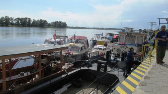 Silny wiatr utrudnia rejs Flisu Odrzańskiego