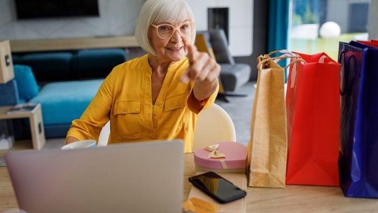 Samodzielni i rozważni silversi. Jak pokolenie 50+ zdominowało polski rynek zakupów w sieci
