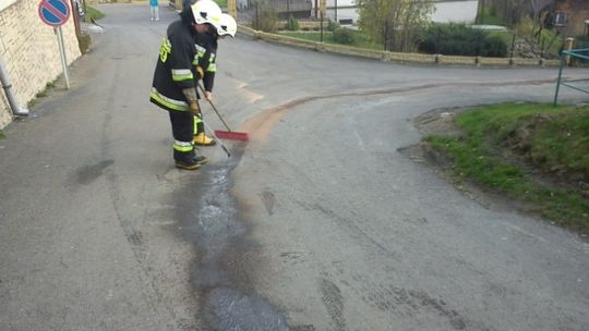 Skąd te plamy oleju na drodze