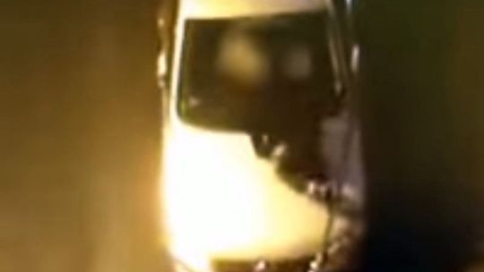 Skakał po samochodzie. Policja prosi o pomoc w ustaleniu sprawcy