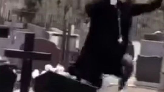 Skakały po grobach i tańczyły na cmentarzu. Nastolatki nagrały i opublikowały tę makabrę w internecie