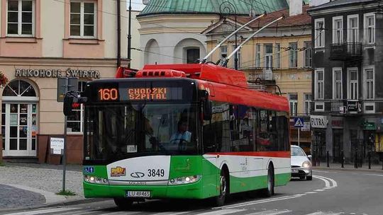 Kierowca komunikacji miejskiej wysikał się w pojeździe. "Złapały" go kamery
