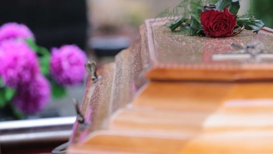 Skandaliczna pomyłka. Włożyli nie to ciało do trumny