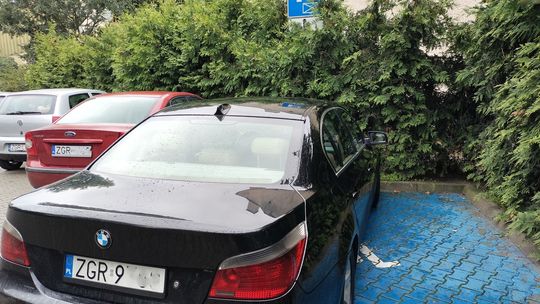 Skandaliczne zachowanie kierowcy BMW - zaparkował na miejscu dla niepełnosprawnych