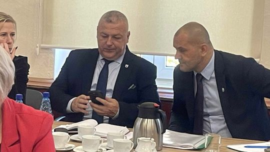 Skarbnik trzyma stery, zastępca pozuje, a gdzie jest sekretarz? Skarbnik trzyma stery, zastępca pozuje, a gdzie jest sekretarz?