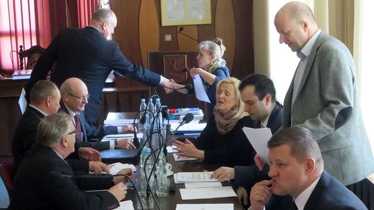 Skarżą się na burmistrza: dzielą obwody wyborcze, a o budżecie na 2018 rok cicho