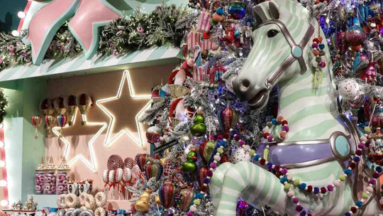 Sklep przesadził z dekoracjami świątecznymi? Kontrowersyjne rozwiązanie