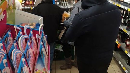 Sklepy spożywcze i apteki na 2 godziny otwarte wyłącznie dla seniorów