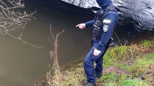 Skoczyła z mostu. Chciała popełnić samobójstwo, ale uratowali ją policjanci