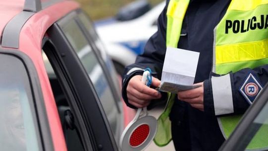 Skodą uderzył w mercedesa. Jedna osoba w szpitalu
