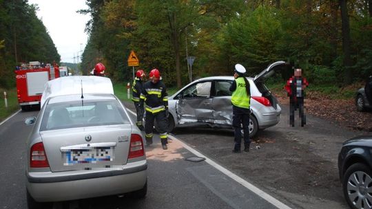 Skoda uderzyła w nissana, który zajechał drogę