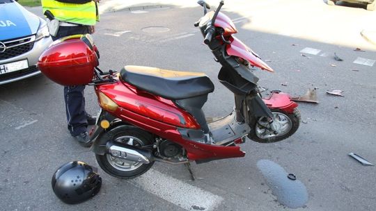 Skuter zderzył się z osobówką na ul. Bolesława Chrobrego