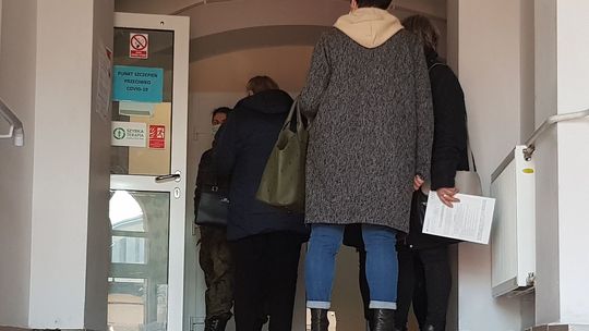 Skutki uboczne u nauczycieli po szczepieniach. Sparaliżowane placówki oświatowe