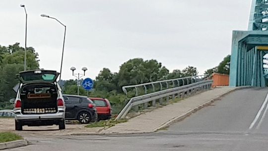 Słodkości koło mostu