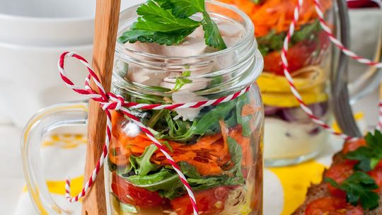 Słoikowa sałatka z sosem jogurtowo-majonezowym - przepis kulinarny