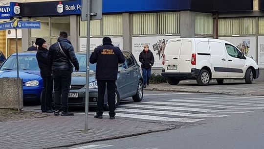 Słony mandat za parkowanie na pasach