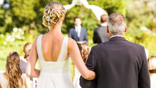 Śluby w plenerze coraz częstsze. Ile to kosztuje, bo sam burmistrz czy wójt gratis?