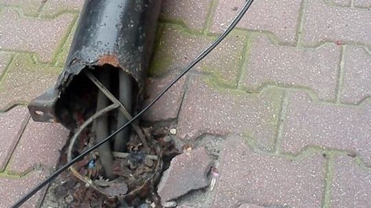 Słup przewrócił się na dziecko