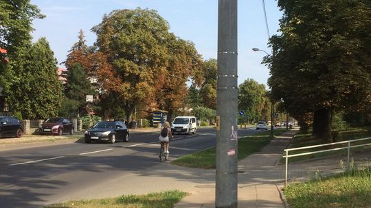 Słup stoi na środku chodnika