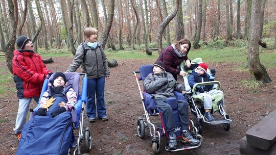 Słyszały szelest poruszanych na ziemi liści