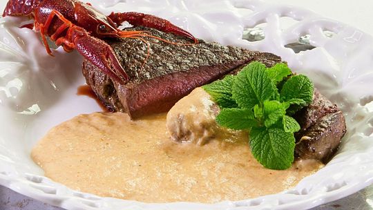 Smacznie, zdrowo i bezglutenowo. Stek z polędwicy wołowej z sosem rakowym