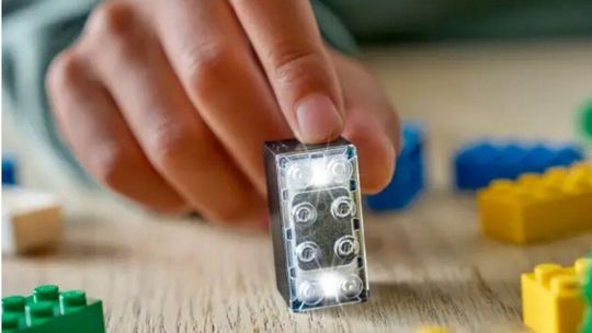 Rewolucyjny w zabawie smart klocek LEGO. Technologia, która nie odciąga uwagi