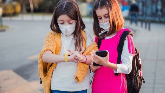 Smartfon czy smartwatch - co wybrać dla dziecka?