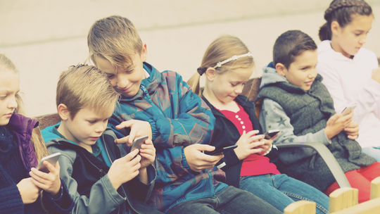 Smartfony u uczniów. Po wakacjach wszystkie szkoły będą miały jasność