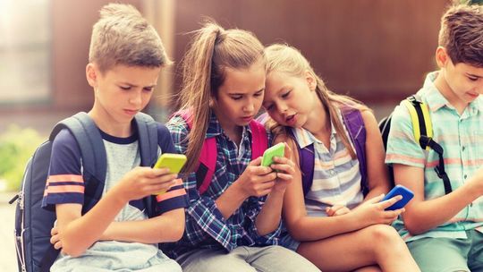 Smartfon w szkole problemem? Rodzice mają różne stanowiska