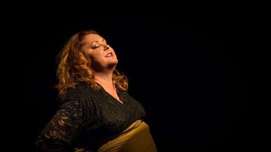 Śmiech, wzruszenie i walka o siebie. Monodram „Grubaska” już w ten weekend