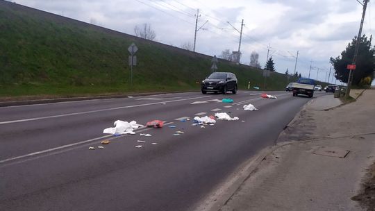 Śmieci leżą na jezdni. Komu wypadły?! Śmieci leżą na jezdni. Komu wypadły?!