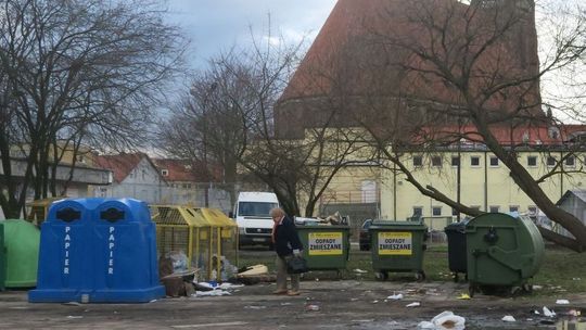 Śmieci obok pojemników to wina zarządców – uważa burmistrz