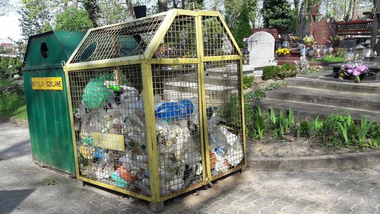 Śmieci w kontenerach naprzeciw… nagrobków