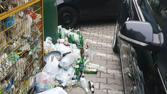 Śmieci wysypują się z kontenerów! Problem w centrum Gryfina Śmieci wysypują się z kontenerów! Problem w centrum Gryfina