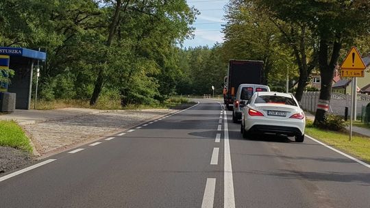 Śmieciarka blokuje DK31 Śmieciarka blokuje DK31