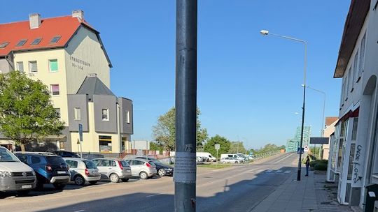 Śmieciowy pat w Gryfinie. Mieszkańcy walczą z zasypanym koszem przy drodze wojewódzkiej