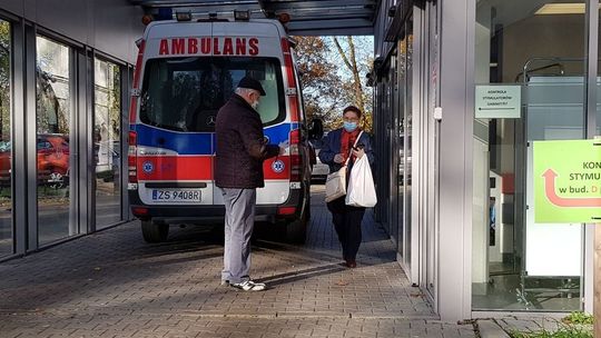 Śmierć zakażonego w szpitalu. Sanepid potwierdza rekord zachorowań w powiecie, a ministerstwo w kraju