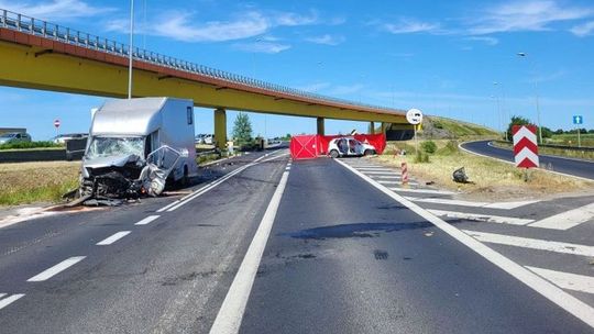 Śmiertelna "czołówka" z busem. Dorośli nie żyją, a dzieci w szpitalu