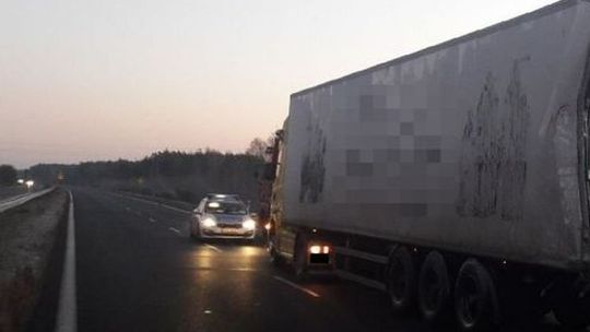 Śmiertelnie przygniotła go naczepa