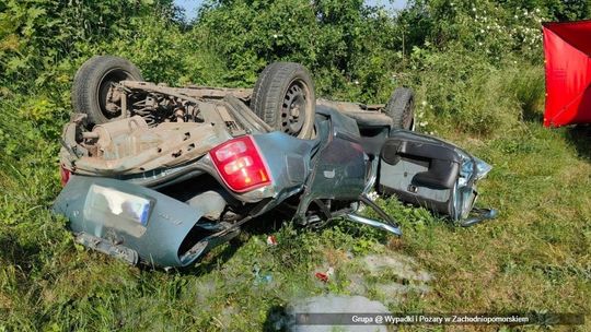 Śmiertelny wypadek. Kierowca uderzył w drzewo i zginął