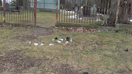 Śmietnik na cmentarzu