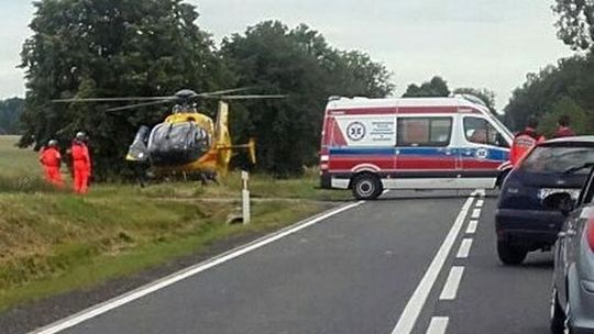 Śmigłowiec i karetka w akcji ratowniczej na drodze