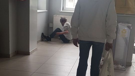 Smród nie do opisania! Problem przy kasach i urzędzie pracy - skarży się czytelnik