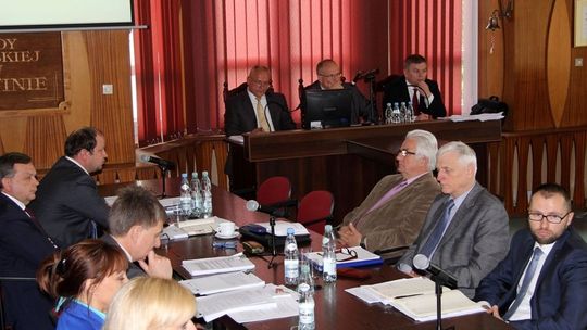 Smutny początek i puste krzesła