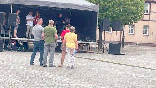 Smutny widok pod sceną. Popołudniowe koncerty to frekwencyjna klapa