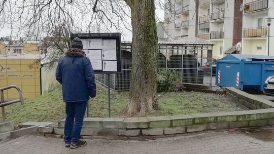 Smutny widok tablic zapełnionych klepsydrami