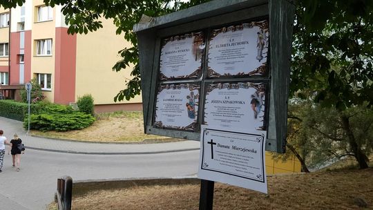 Smutny widok. Tablice przepełnione klepsydrami