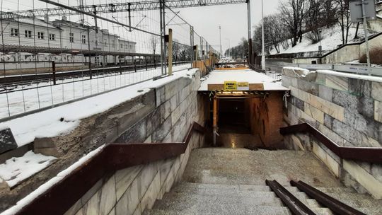 Śnieg przysypał i spowolnił prace