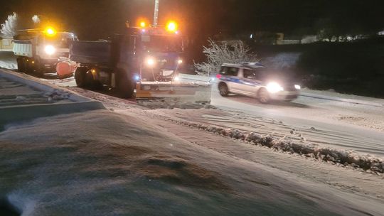 Śnieżna pułapka w powiecie gryfińskim: Warunki na drogach są krytyczne! [ZDJĘCIA]