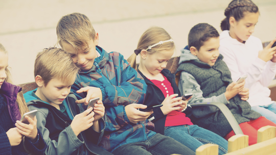 Social media dozwolone od 16. życia. To daje rodzicom więcej czasu na edukację